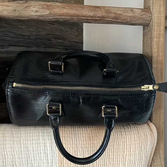 Authentic LV Epi Speedy 25 - Picture 4 of 15